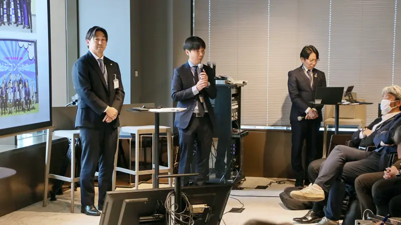 推薦したPIAZZAを紹介する西武信金の担当者（中央、３月６日、麻布台ヒルズガーデンプラザ）