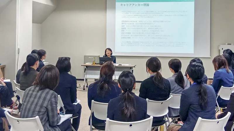 座談会で交流する達川英子執行役員HRマネジメント部長と女性行員ら（群馬銀行提供）