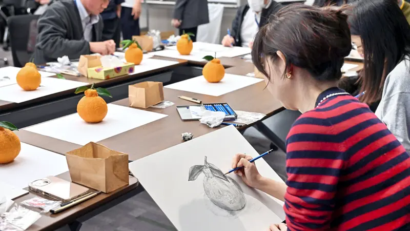 デコポンを描く参加者（２月20日、みずほフィナンシャルグループ大手町本部）