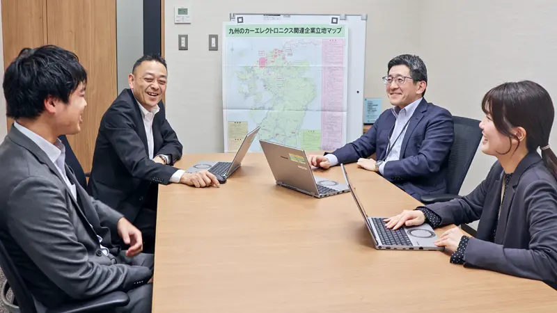 エレクトロニクス企業について情報交換する田嶋裕一郎支店長（右から２人目）ら（２月24日）