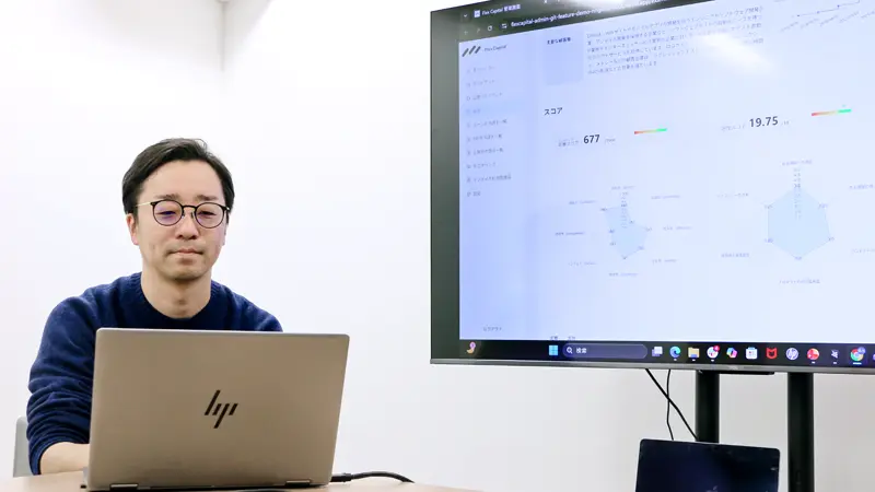 AIによる分析結果を確認する菅井佑允・Fivot COO(3月5日、東京都港区)