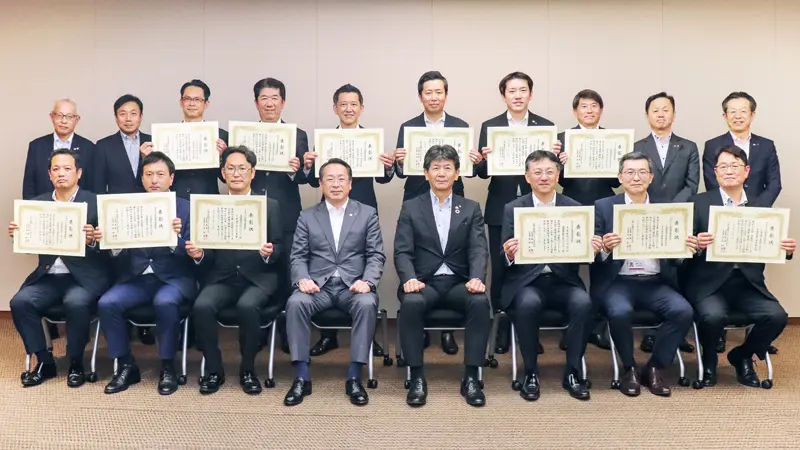 連携施策で生まれた取り組みを表彰する「第7回アライアンス表彰式」。(下段中央の左から)米本努・千葉銀行頭取と長堀和正・武蔵野銀行頭取(2025年5月30日、千葉銀行東京事務所、武蔵野銀行提供)