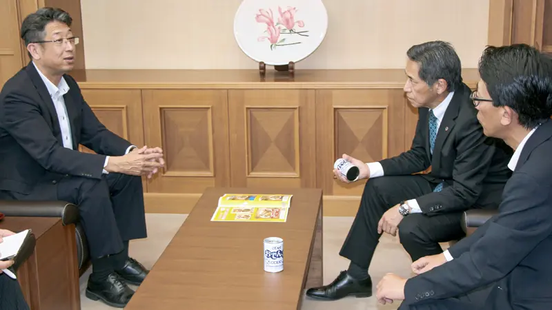 防災品としておでん缶を提案する青山貴映・地域商社みかわ社長（左）と碧海信金の坂松喜常務（同２人目）、総務部の山本高弘部長（３月２日、碧海信金本部）