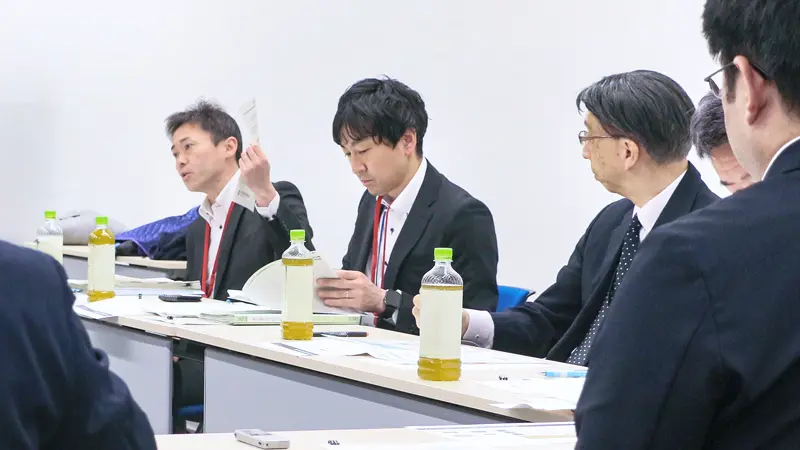 意見交換会で議論に加わった日本公庫の担当者(左、3月16日、東京都中央区)
