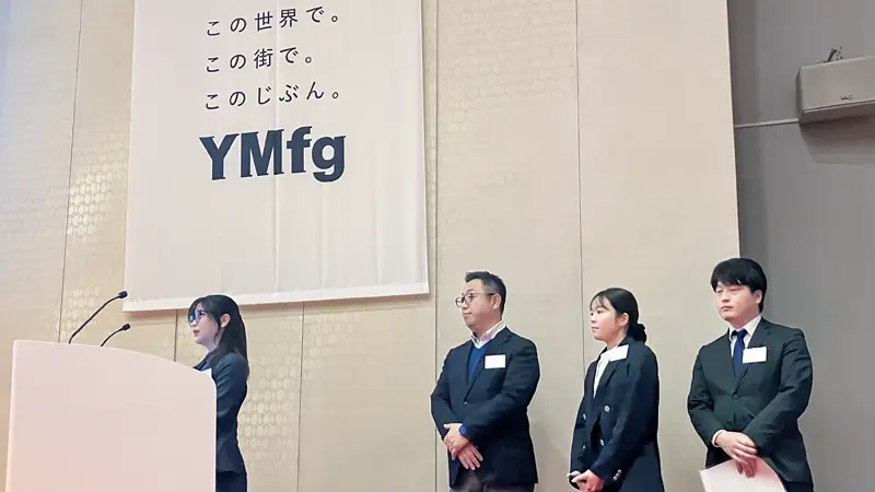 山口FG主催の「地域共創人財育成研修」で成果報告する受講者たち(2月10日、山口FG本社)