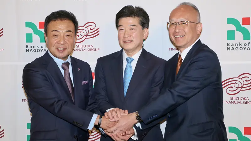 経営統合を決めた（左から）八木稔・静岡銀行頭取、柴田久・しずおかFG社長、藤原一朗・名古屋銀行頭取（３月27日、東京都内のホテル）