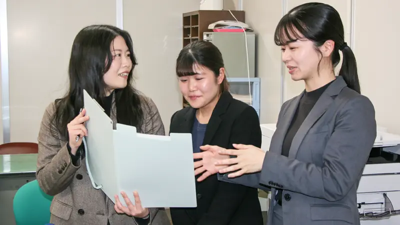 商品について店内で相談する名古屋銀行の担当者（左、２月５日、名古屋銀行川原通支店）