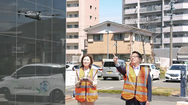 ドローンで外壁を確認する総務部の担当者たち（４月２日、蒲郡信金本店）