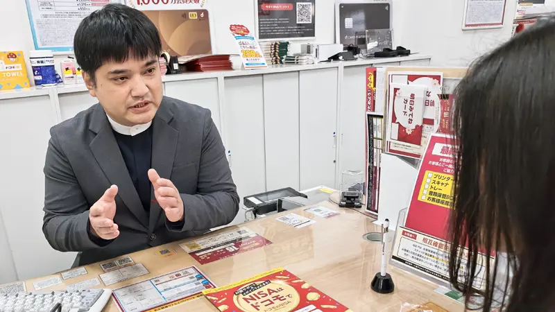 NISA口座開設方法を説明するドコモショップ府中店の担当者（東京都府中市）