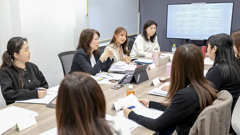 情報交換するカスタマーグループの役席者ら(2月13日、城北信金本部)