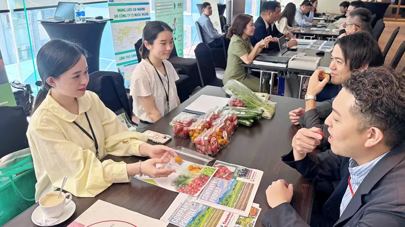 食や農業の商品展示ブース（３月18日、ホーチミン、三菱UFJ銀行提供）