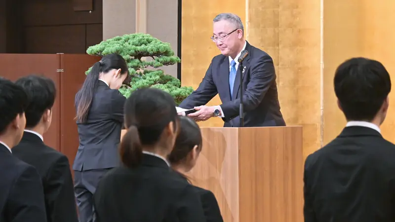 新入行員に辞令を渡す松下正樹・八十二長野銀行頭取（４月１日、ホテル国際21）