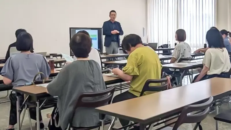 障がい者の親を対象に、税制の優遇や遺言信託などを説明する朝雛隆正支店長（中央奥、東近江市、滋賀銀行提供）