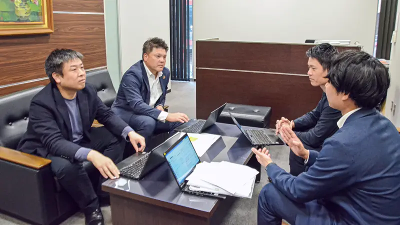 案件の進捗（しんちょく）について情報交換する米満雄二営業部長（左から２人目）と渉外担当者（３月25日、西日本シティ銀行熊本営業部）