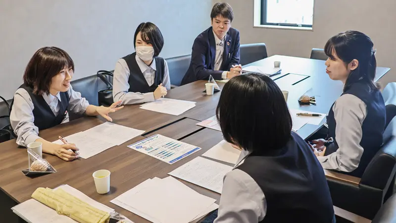 台本の内容を議論するプロジェクトチームメンバー(4月17日、徳島信金本店)