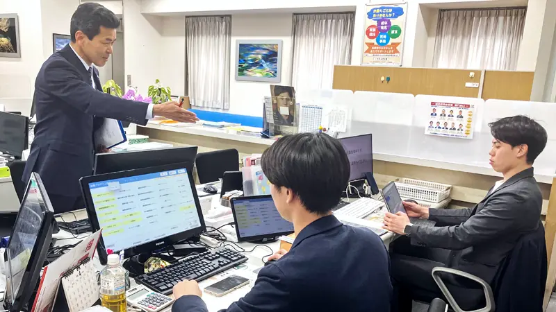 企業開拓について打ち合わせをする清水俊宏支店長（左、４月17日、城南信金銀座支店）