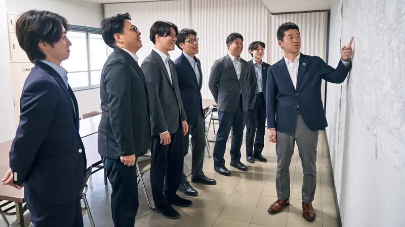 渉外担当と融資担当で重点推進地区を確認する本多真也支店長(右、4月15日、清水銀行島田支店)