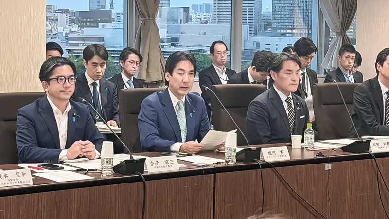 あいさつする城内実担当大臣（中央、５月20日、中央合同庁舎第４号館）
