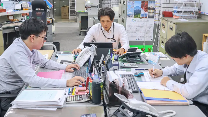 【写真】しんきんDBで見込み客を抽出する渉外係(5月20日、山梨信金南支店)