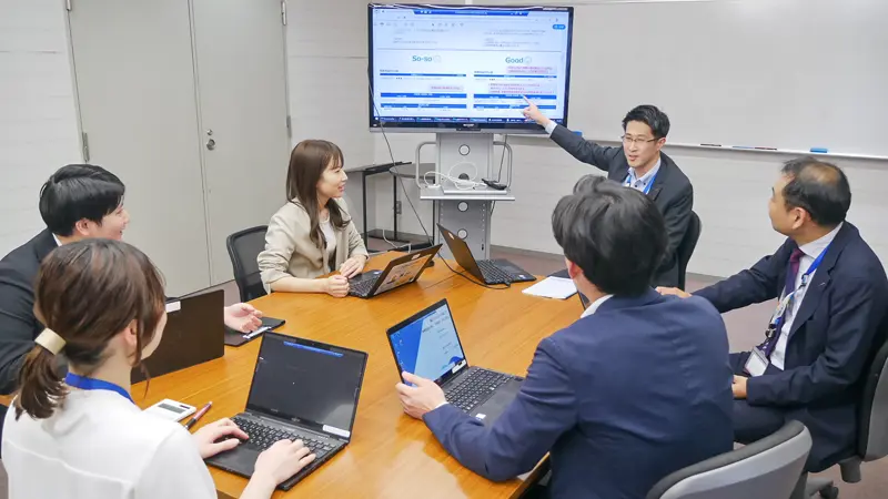 担当者が作成した経営デザインマップを基に取引先への提案内容を協議する行員(5月1日、広島銀行銀山町支店)