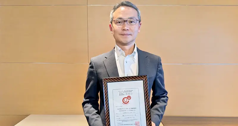 認定証を受け取る森清治取締役スタッフサービス部長（千葉銀行提供）