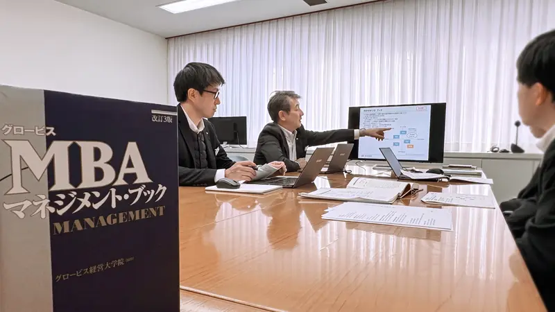 受講生にマーケティングの基礎を解説する長谷川彰男・金融コンサルティング部長(中央、4月8日、筑邦銀行本店)