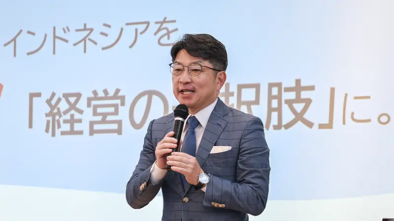 取引先に向けてインドネシアの国内事情を説明する西京銀行の松岡健頭取(4月28日、周南市)