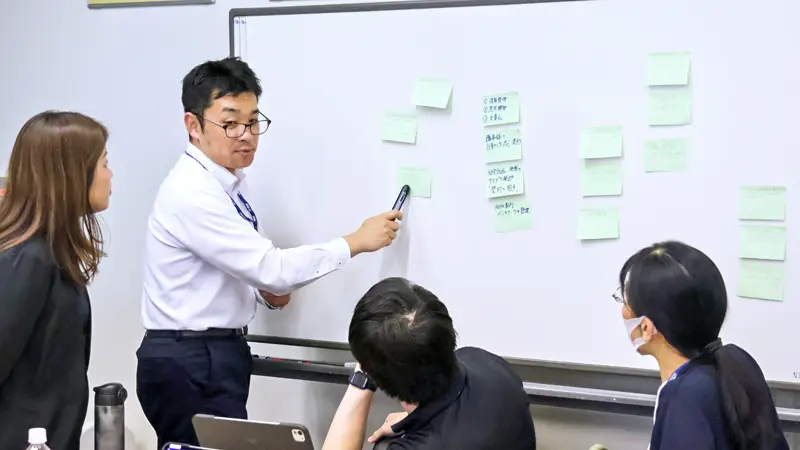 AI活用研修で業務課題に取り組む行員ら(5月20日、阿波銀行研修所)