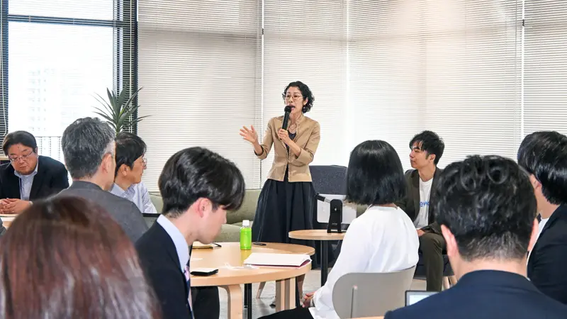 分析結果について話す木下麻子執行役員（５月28日、ひろぎんキャリア共創センター）