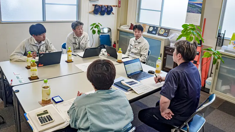 支援先と打ち合わせをする自動車産業支援チーム（６月12日、三重県鈴鹿市）