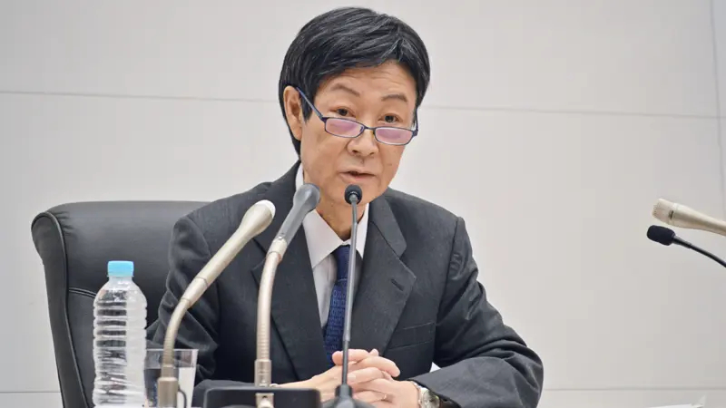 総裁の代理として会見に臨む内田眞一副総裁（６月16日、日本銀行本店）