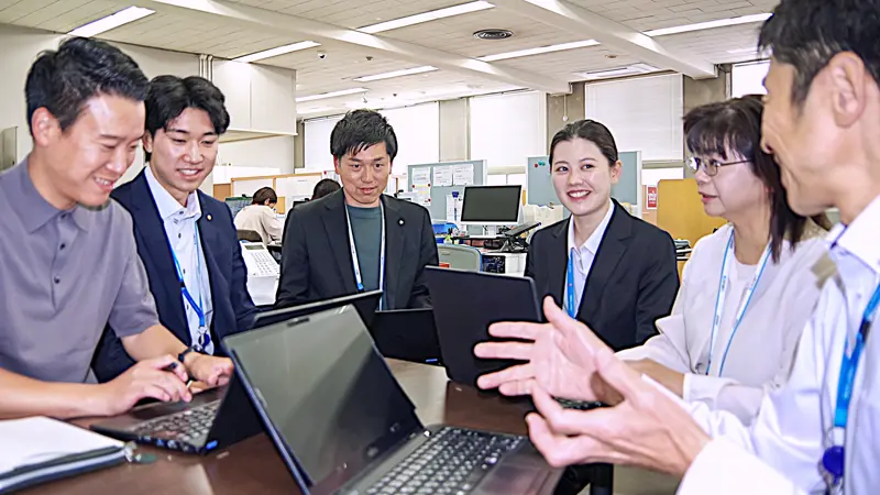 支店長席横の「ロイヤルボックス」で協議する行員ら（５月26日、足利銀行鹿沼支店）