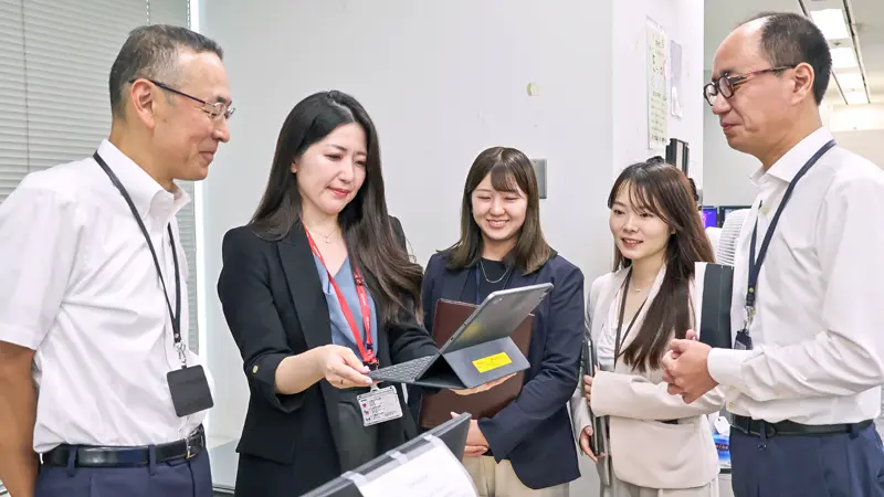 北林將 執行役員本店営業部長(左)と案件の進ちょくを確認する資産コンサルティング第4課のメンバー(6月29日、三菱UFJ信託銀行本店営業部)