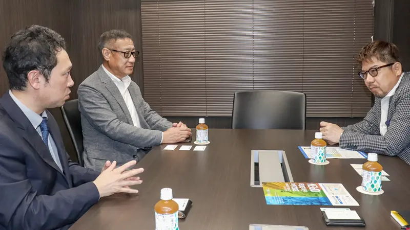 取引先のミート・コンパニオン(立川市)の阿部昌史社長(右)と話す松下寿夫理事長(中央、6月18日、ミート・コンパニオン)
