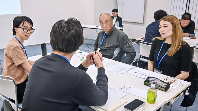 創業塾のセミナーで「創業者が陥りやすい誤解」についてグループディスカッションする参加者(6月10日、みとしんビジネスセンター)