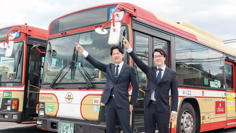 バス事業者の課題解決に取り組む高橋武顕 副参事役(左)と紫藤陸人シニアアソシエイト(八王子の西東京バス本社明神車庫、5月29日)