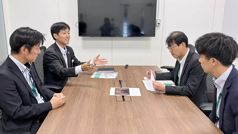 打ち合わせする（左から）関西みらい銀行の村井智之営業課長、新留聡司支店長、平和堂の富岡道明課長たち（６月10日、平和堂本社）