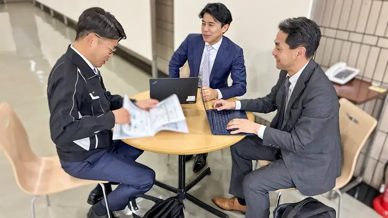 案件の進ちょくを確認する(左から)FFGインダストリーズの時枝明正・ビジネスソリューション部長、O2Pの松本晋一社長、松本哲治執行役員(FFGインダストリーズ提供)