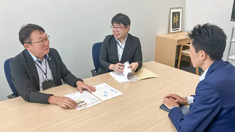 豊川信金事業支援部の担当者(右)と打ち合わせする豊橋曙事務所の松本浩康所長(左)と愛知県信保協経営支援部経営支援課の佐竹拓也副長(6月12日、豊川信金事業支援部)