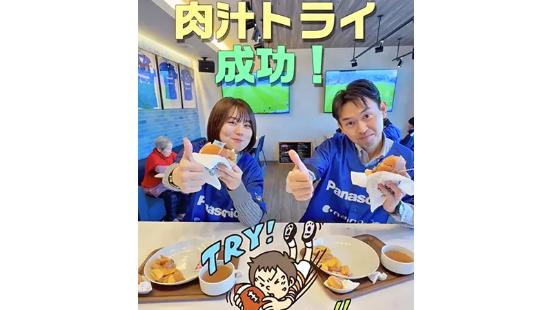 ラグビーチームを応援するカフェを紹介する本店営業部担当者たち（2025年12月5日、配信開始は2025年12月21日、埼玉県信金提供）
