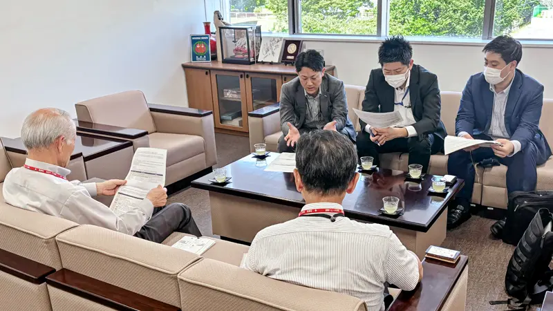 仙台市内で医療関係者と意見交換する七十七銀行のヘルスケアチーム(7月15日、七十七銀行提供)