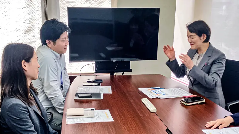 打ち合わせする山口敬子常勤理事部長兼室長(右)と公益公協部のはぐくみサポート室職員(7月8日、西武信金本店)
