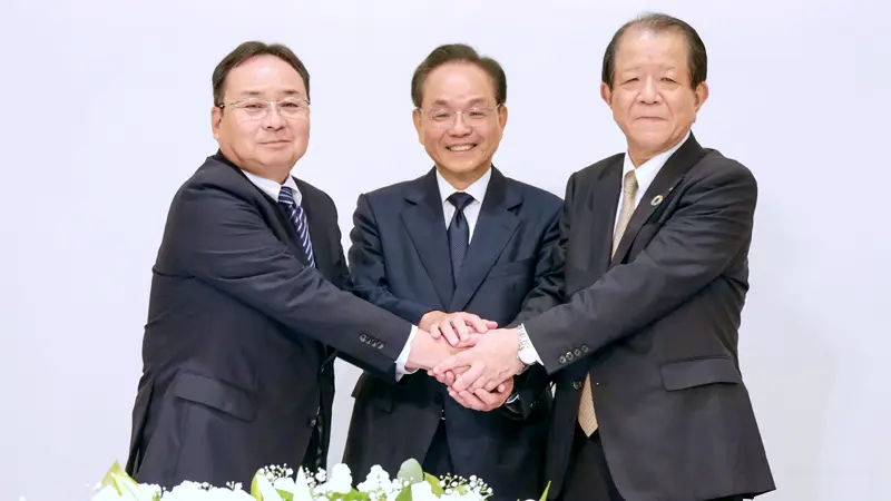 (左から)伊予銀行の佐賀山隆頭取、いよぎんHDの三好賢治社長、愛媛銀行の西川義教頭取(7月24日、松山市内ホテル)