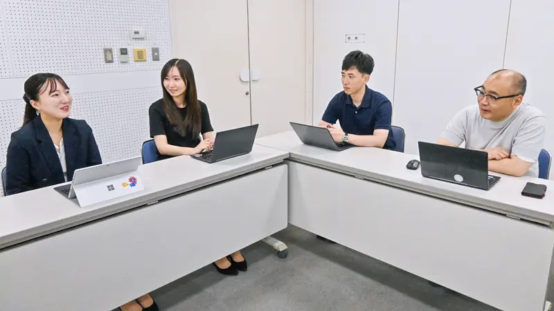 取引先の経営課題解決に向けて、提案メニューを議論する紀陽銀行 ソリューション戦略部 本業支援推進室の担当者たちと半井貴史部長代理(左から4人目)(7月1日、紀陽堺ビル)