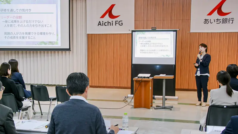 決意表明する研修参加者(7月7日、あいち銀行本部ホール)