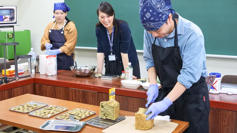 近畿大学 農学部 食品栄養学科の森島真幸准教授(中央)とゼミ生が試行錯誤を重ねた喜界島ラスクの試作会(5月25日、大阪信金提供)