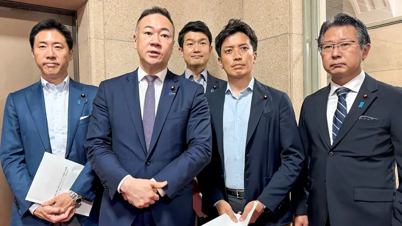 記者団の取材に応じる鈴木馨祐衆院議員(左から2人目)ら(7月29日、財務省)