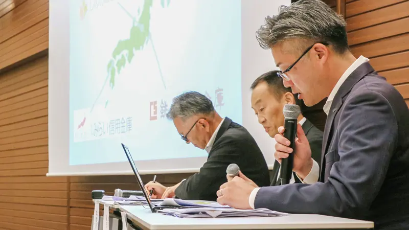 しんきん地域創生ネットが開いたフォーラムで地元振興について意見を交わす信金業界関係者ら(7月30日、東京都中央区)