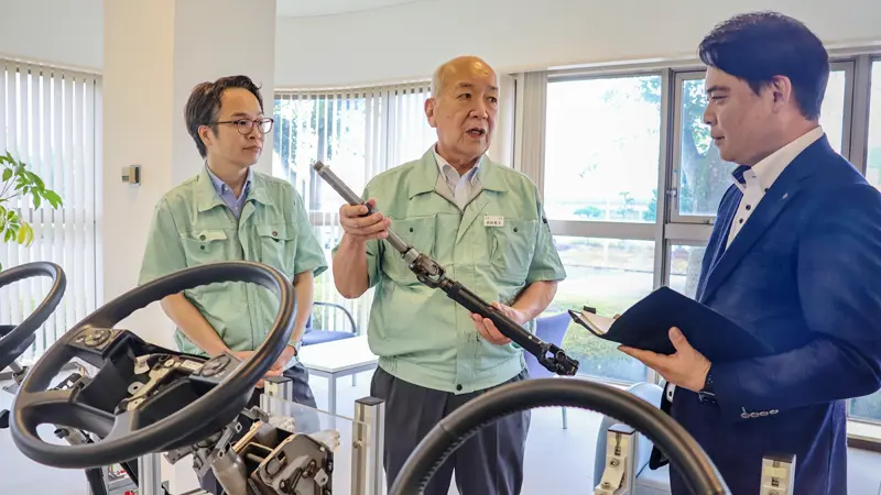 水島プレス工業の南條泰洋社長(中央)、百十四共創投資の多田智彦社長(左)と情報交換する薄田崇生支店長(7月6日、水島プレス工業徳島工場)