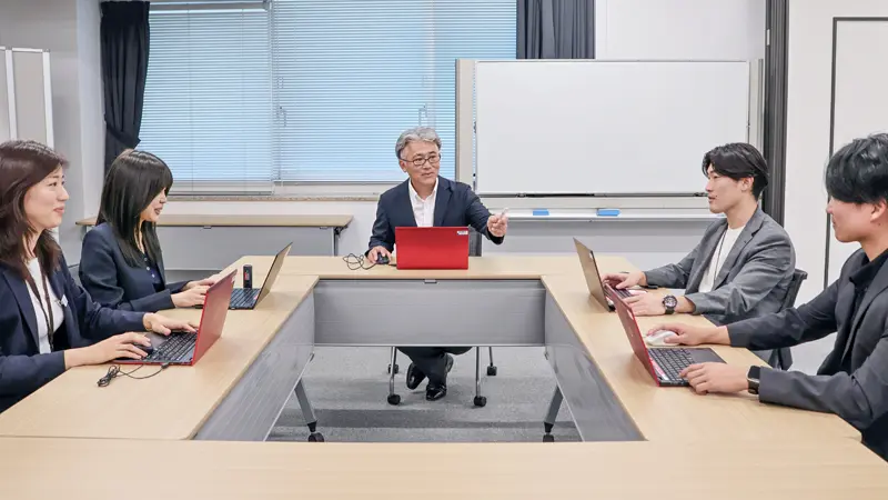 集まって情報共有する資産コンサルタント(7月17日、三菱UFJ信託銀行池袋支店)